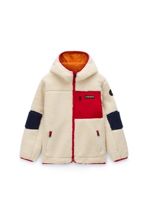 Μπουφάν sherpa fleece σε κρεμ απόχρωση με κόκκινη τσέπη στο στήθος, κόκκινες λεπτομέρειες στο φερμουάρ, σκούρα μπλε επιδιορθώσεις στους αγκώνες και πορτοκαλί φόδρα στην κουκούλα.