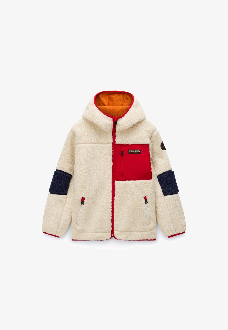 Μπουφάν sherpa fleece σε κρεμ απόχρωση με κόκκινη τσέπη στο στήθος, κόκκινες λεπτομέρειες στο φερμουάρ, σκούρα μπλε επιδιορθώσεις στους αγκώνες και πορτοκαλί φόδρα στην κουκούλα.