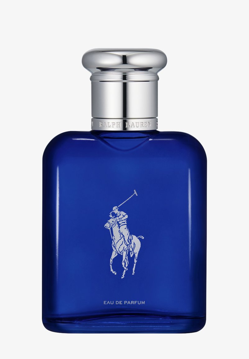 Niebieska prostokątna butelka perfum z srebrną nakrętką, z logo gracza polo i tekstem "Eau de Parfum" na przodzie.