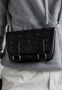 MCM AREN MESSENGER UNISEX - Keresztpántos táska - black
