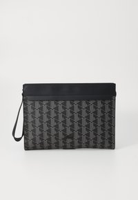 Sort clutch taske med et geometrisk mønster i grå, glat læderkant, lynlåslukning og en aftagelig håndledsrem.