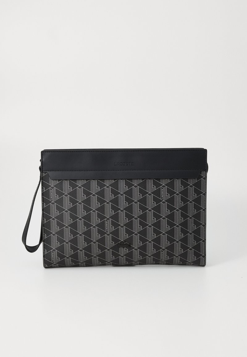 Sort clutch taske med et geometrisk mønster i grå, glat læderkant, lynlåslukning og en aftagelig håndledsrem.