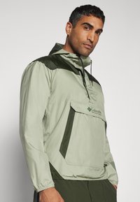 Columbia CHALLENGER™  - Vindjakke - safari/greenscape