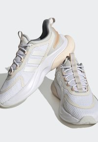 adidas Sportswear ALPHABOUNCE+BOUNCE LIFESTYLE - Baskets basses - cloud white / metalic / grey 