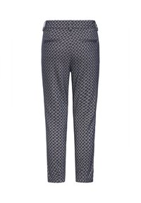 Gemusterte Hose mit marineblauem Grundton, die ein geometrisches Design in helleren Farbtönen zeigt, schmaler Schnitt und zwei Gesäßtaschen. Standardbunddesign.