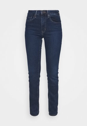 Jeanșii din denim de culoare albastru închis au o croială slim, un talie medie, buzunare frontale și închidere cu fermoar. Țesătura are o textură netedă.