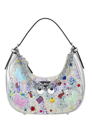 Gentilă mică argintie cu mâner din lanț, cu patch-uri brodate colorate ce includ fluturi, ochi, față zâmbitoare, buburuză și cuvintele „NU” și „Da!”.