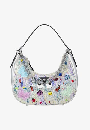 Mała srebrna torebka na łańcuszku, ozdobiona kolorowymi haftowanymi naszywkami, w tym motylami, oczami, uśmiechniętą buzią, biedronką oraz napisami "NIE" i "Tak!".