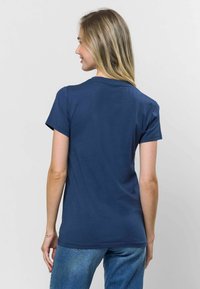 Sötétkék, rövid ujjú póló kerek nyakú, puha pamutból készült. Egyszerű dizájn, nincs látható minta vagy kiegészítő.