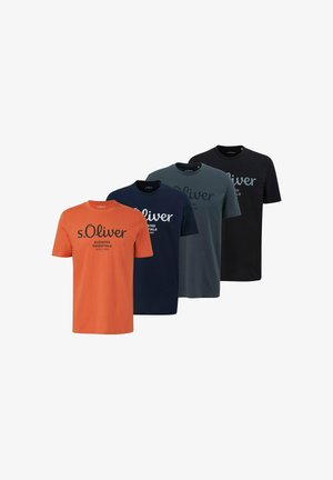 Quattro t-shirt a maniche corte marchiate s.Oliver nei colori arancione, blu navy, grigio e nero, disposte una accanto all'altra.