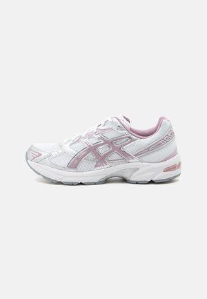 Chaussure de course blanche et rose clair avec dessus en mesh et synthétique, fermeture à lacets et semelle amortissante, vue de côté.