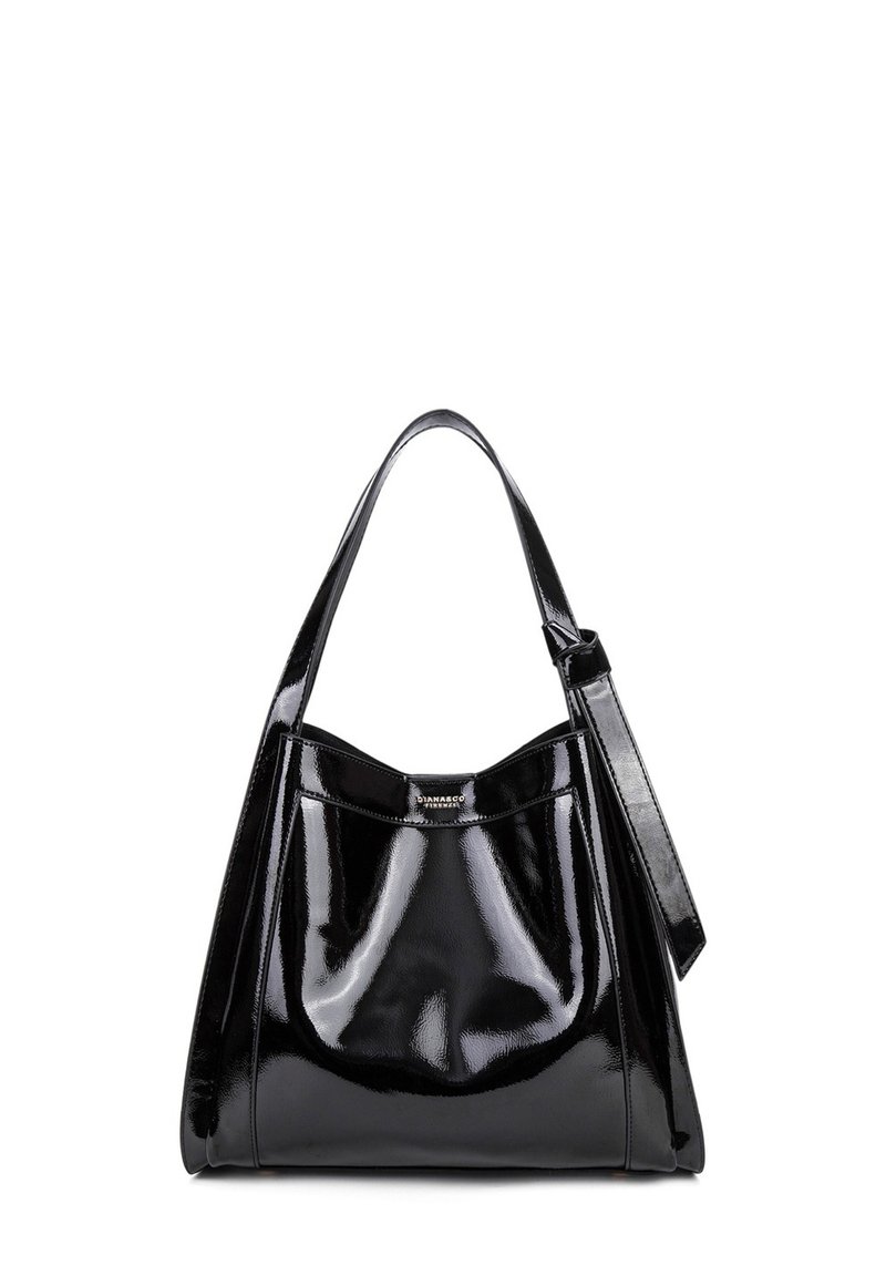 Borsa a tracolla in pelle verniciata nera con forma curva, dotata di un'unica tracolla e una texture liscia e lucida. Presenta un sottile accento del marchio.