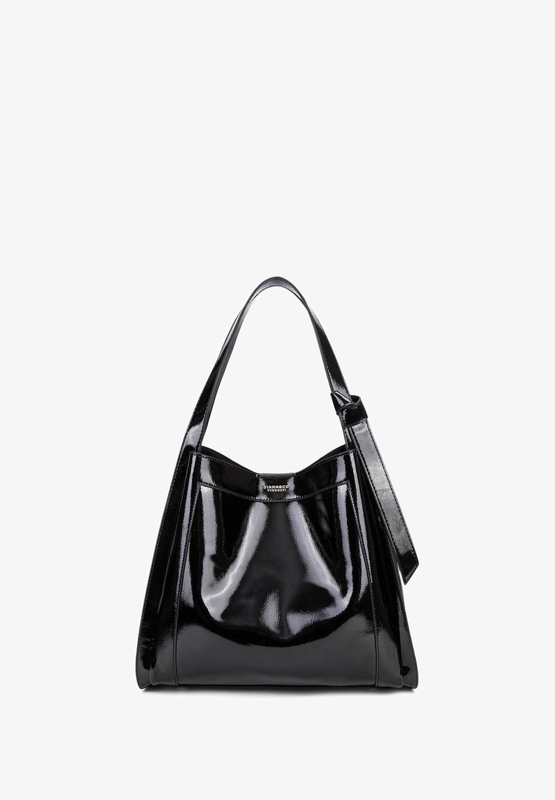 Borsa a tracolla in pelle verniciata nera con forma curva, dotata di un'unica tracolla e una texture liscia e lucida. Presenta un sottile accento del marchio.