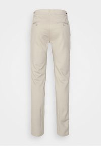 Chinos beige con un design a gamba dritta, realizzati in cotone morbido. Presentano due tasche posteriori con chiusure a pulsante e passante per cintura.