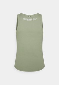 Zielony bezrękawnik o gładkiej fakturze. Posiada biały napis "THE BOSS WAY" na górze pleców. Prosty, dopasowany krój.