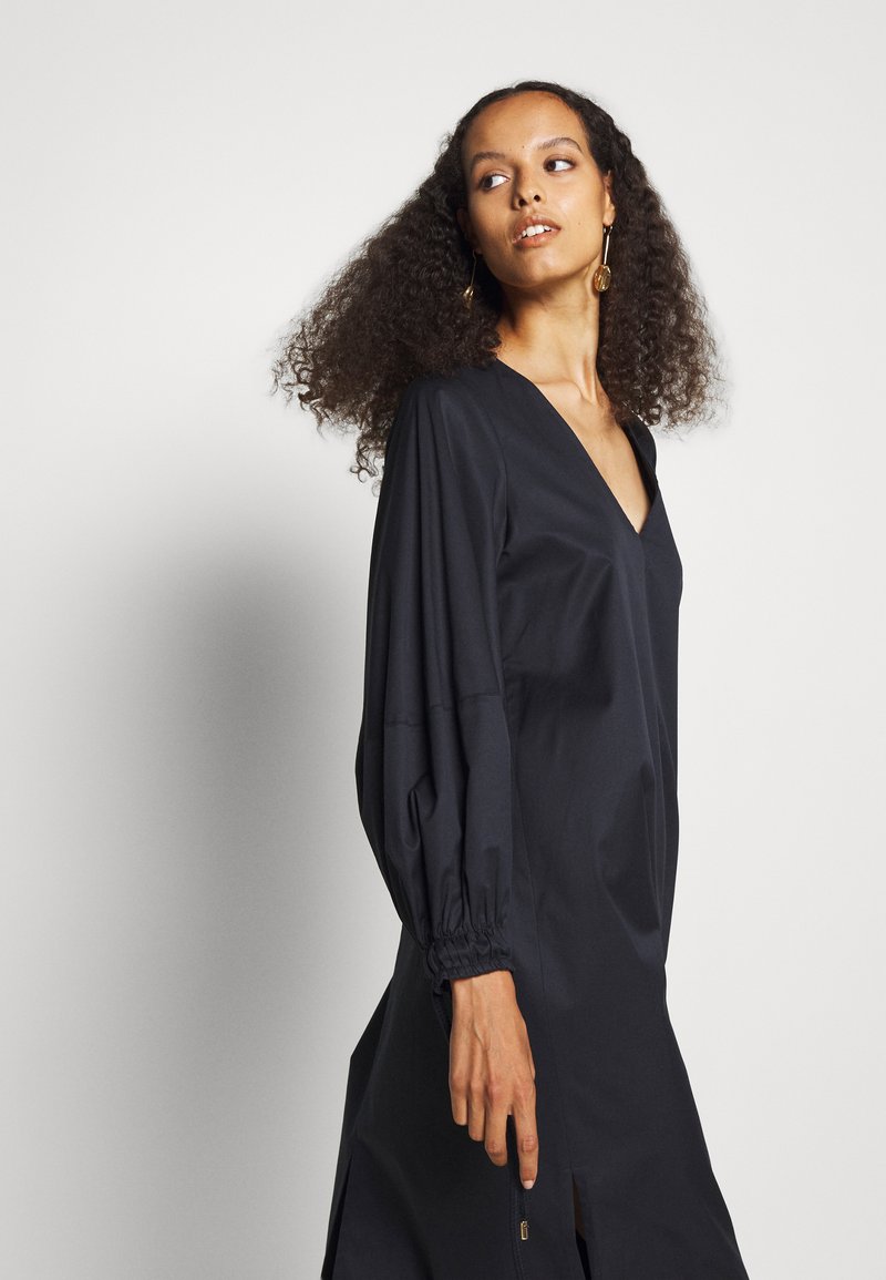 Damen Bekleidung | Mother of Pearl V NECK MIDI DRESS WITH ROPE CUFF TIE Freizeitkleid navy/dunkelblau - GW10633 Damen Bekleidung | Mother of Pearl V NECK MIDI DRESS WITH ROPE CUFF TIE Freizeitkleid navy/dunkelblau - GW10633