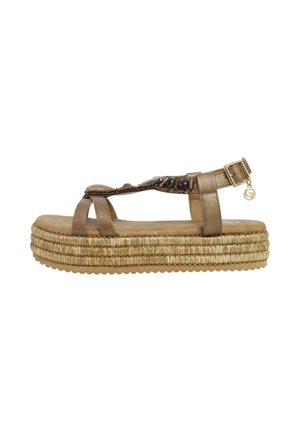 Sandalo platform in pelle sintetica bronzo con zeppa in juta intrecciata, cinturino alla caviglia regolabile e decorazioni in perline sulla parte superiore.