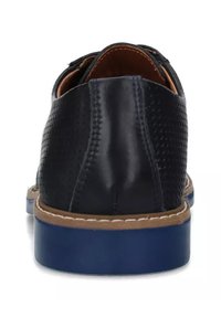 Scarpa in pelle blu scuro con design perforato, interno in pelle marrone e suola in gomma blu a contrasto. Cuciture visibili in evidenza.