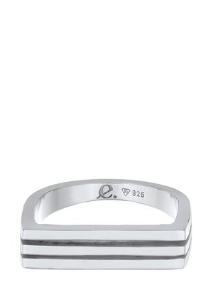 Prstan iz sterling srebra kvadratne oblike, z okrasnimi tremi vodoravnimi črtami in poliranim zaključkom. Oznaka 925 je vgravirana.