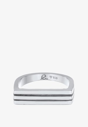 Prstan iz sterling srebra kvadratne oblike, z okrasnimi tremi vodoravnimi črtami in poliranim zaključkom. Oznaka 925 je vgravirana.