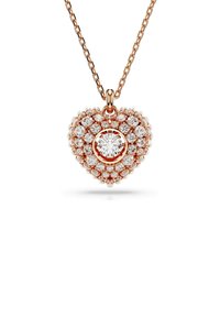 Collana con pendente a forma di cuore caratterizzata da un diamante centrale circondato da pietre più piccole, montato in oro rosa con una catena.