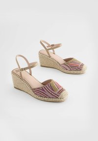 Beige felső részű wedge szandálok, élénk rózsaszín, narancssárga és arany gyöngyös mintázattal. Természetes kötél díszítés a talpélen.