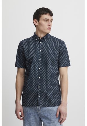 Camisa de botones de manga corta en color azul marino con un patrón geométrico, hecha de algodón, con un collar estándar y botones blancos.