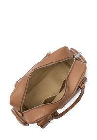 Borsa a tracolla in pelle marrone con zip argentate, dotata di un ampio interno e finitura testurizzata. Presenta manici corti e hardware minimale.