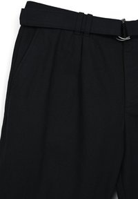 Pantaloni neri realizzati in un tessuto testurizzato, dotati di una cintura con hardware metallico, dettagli plissettati e tasche laterali.