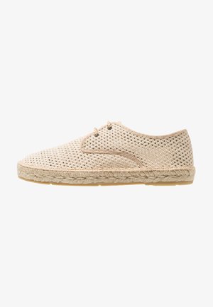 Helle beige, gewebte Leinenschuhe mit runder Zehe, Schnürdesign und geflochtener Jutesohle. Verfügt über ein strukturiertes Obermaterial und subtile Nähakzente.