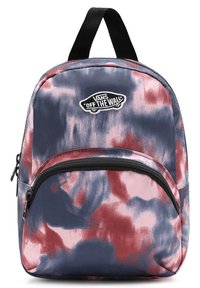 Sac à dos rond en tie-dye aux teintes bleues, roses et rouges. Dispose d'une poche zippée à l'avant, d'une fermeture éclair noire et du logo Vans sur le devant.