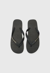 Sorte flip-flops med teksturerede såler, der har et hævet logo-mønster, og slanke sorte stropper med en lille gul logo-accent.