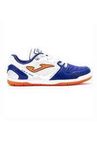 Zapato deportivo con parte superior sintética azul y blanca, acentos naranjas y suela texturizada. Presenta un logotipo y diseño de cierre de cordones.