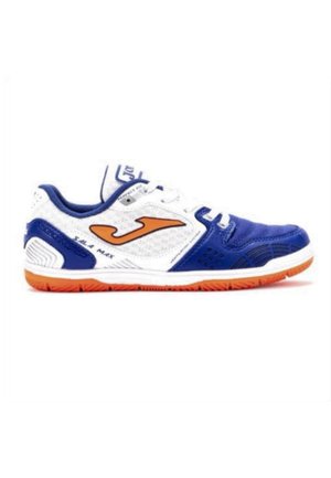 Zapato deportivo con parte superior sintética azul y blanca, acentos naranjas y suela texturizada. Presenta un logotipo y diseño de cierre de cordones.