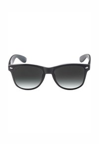 Schwarze Kunststoff-Sonnenbrille mit Katzenaugenform, dunkelgraduierten Gläsern und gebogenen Bügeln, die ein dezentes silbernes Akzent am Gestell aufweisen.