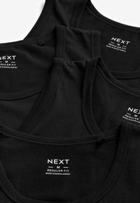 Černé bavlněné tílka naskládané na sobě, s kulatým výstřihem a jednotnou texturou. Na štítku je napsáno "NEXT M REGULAR FIT MADE IN BANGLADESH."