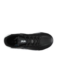 Chaussure de sport noire avec une tige en cuir texturé, bout rond, renforts blancs au niveau du talon, et un laçage noir.