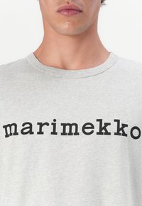 Marimekko VIHNE LOGO PLACEMENT UNISEX - Marškinėliai su spaudiniu - grey melange/black