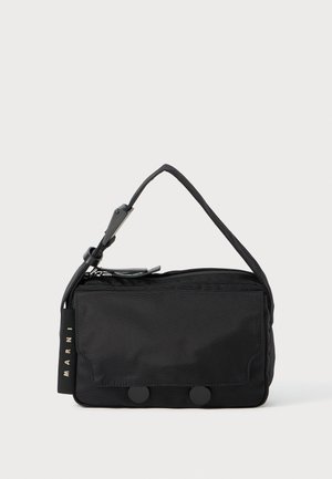 Borsa a spalla rettangolare nera con patta frontale, due bottoni rotondi, chiusura con zip e tracolla regolabile con etichetta Marni sul lato.