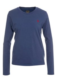 Dlouhý rukáv, námořnická modrá bavlněná tričko s kulatým výstřihem a malým červeným logem na levém prsu. Měkká textura, klasický střih.