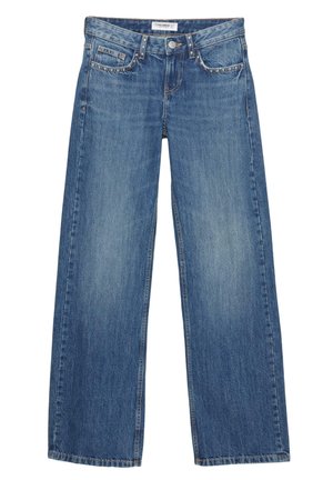 Jean en denim bleu à jambe large, avec un lavage clair, un design à cinq poches et des accents en métal au niveau de la taille et des poches.