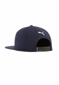 Sötétkék snapback sapka anyagból, lapos karimával. A hátsó oldalon fehér Puma logó található, és állítható pántja van a méretezéshez.