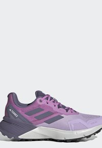 Lilla og grå Adidas Terrex trail løbesko med mesh-overdel, gummisål og snørelukning vist fra siden på hvid baggrund.