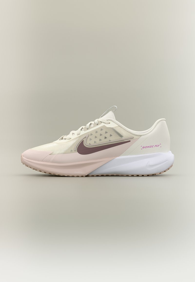 Ανοιχτό μπεζ και ροζ αθλητικό παπούτσι Nike με μπορντό λογότυπο και κείμενο «SONIC FLY», πλευρική όψη σε ουδέτερο φόντο.