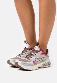 Nike Sportswear - WMNS AIR ZOOM FIRE - Zapatillas - cobblestone/celestine blue/cacao wow/moon fossil/dynamic berry/grey fog Imagen en miniatura 1