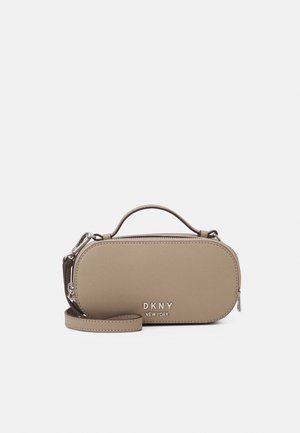 Malá béžová obdélníková crossbody taška DKNY s horním držadlem, zipovým uzávěrem a odnímatelným zápěstním popruhem na bílém pozadí.