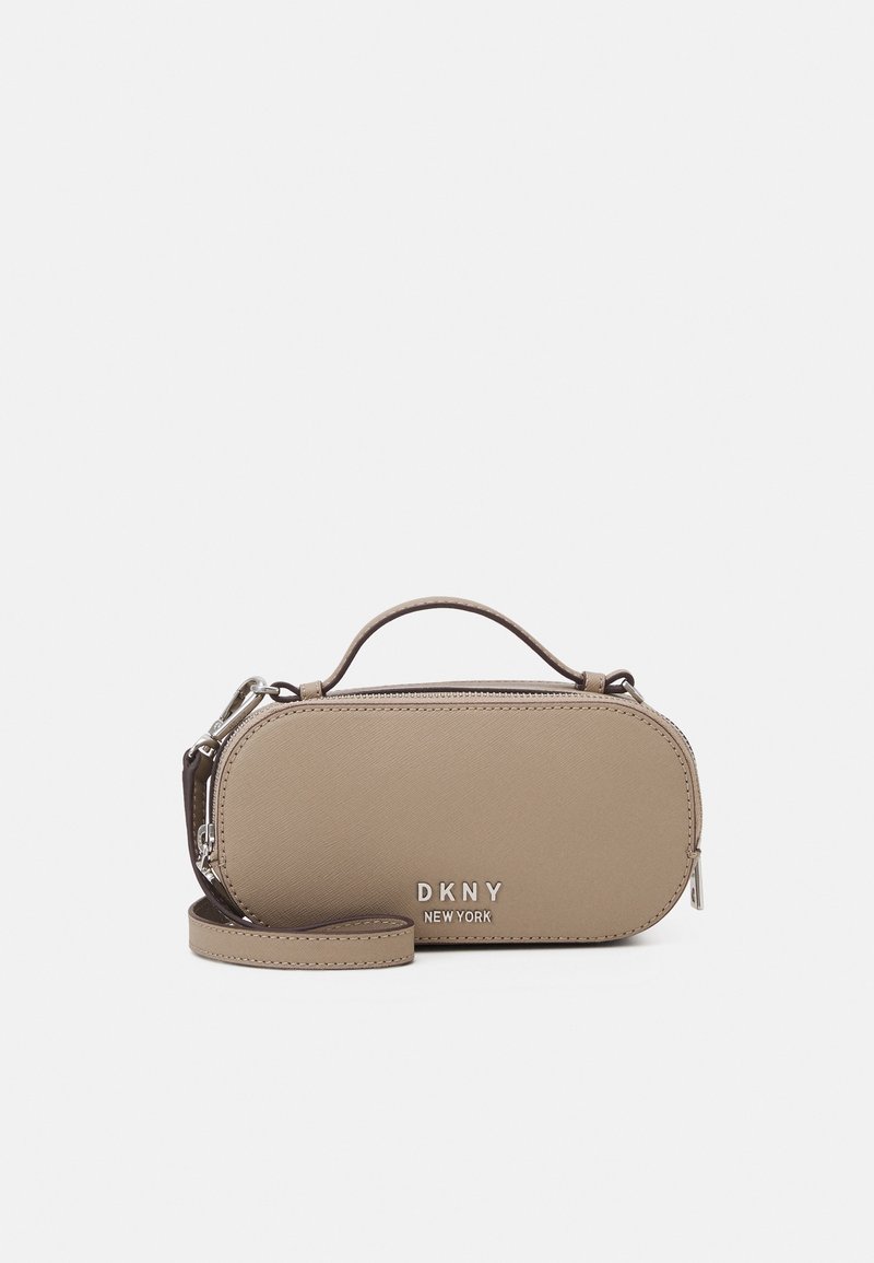 Malá béžová obdélníková crossbody taška DKNY s horním držadlem, zipovým uzávěrem a odnímatelným zápěstním popruhem na bílém pozadí.