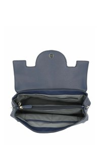 Sac à main en cuir bleu marine avec une finition texturée, doté d'un rabat arrondi et d'un compartiment central zippé, doublé de tissu gris clair.