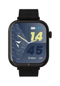 Smartwatch mit schwarzem quadratischem Gehäuse, strukturiertem dunkelblauen Hintergrund, digitaler Anzeige mit Uhrzeit (14:45), Datum und Akkuanzeige. Schwarzes Mesh-Armband.