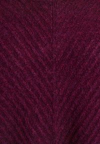 Maglione lavorato a maglia di un profondo bordeaux, caratterizzato da un motivo a zigzag testurizzato con un aspetto morbido simile alla lana. Nessun hardware o accenti visibili.